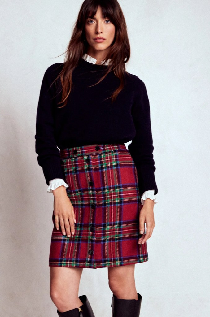 Model dalam rok wol tartan