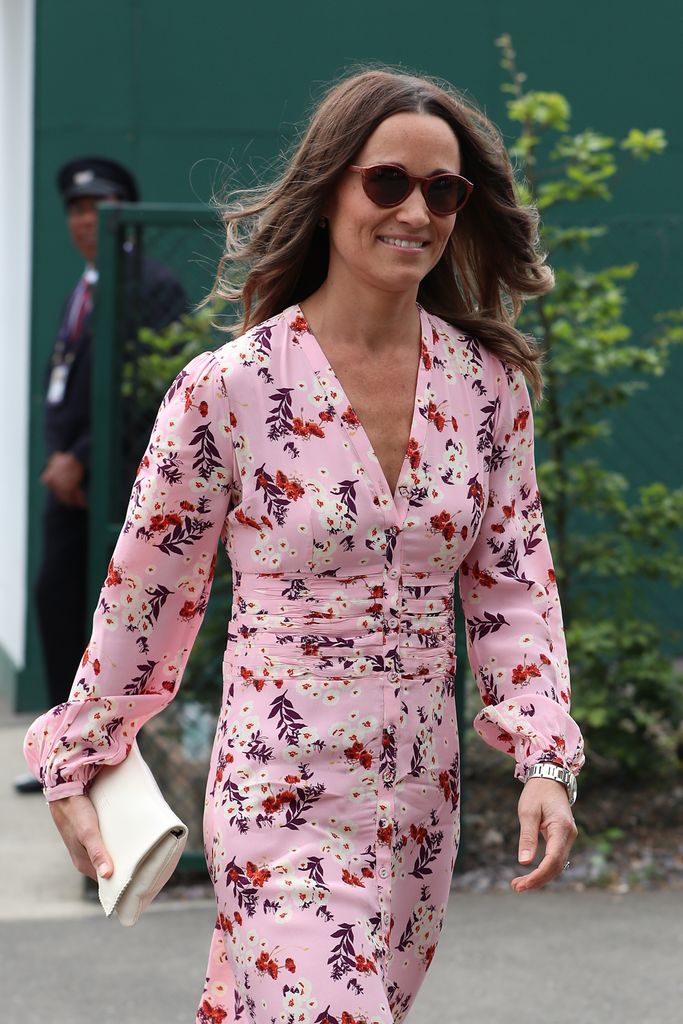 Pippa Middleton mengenakan gaun bermotif bunga berwarna pink