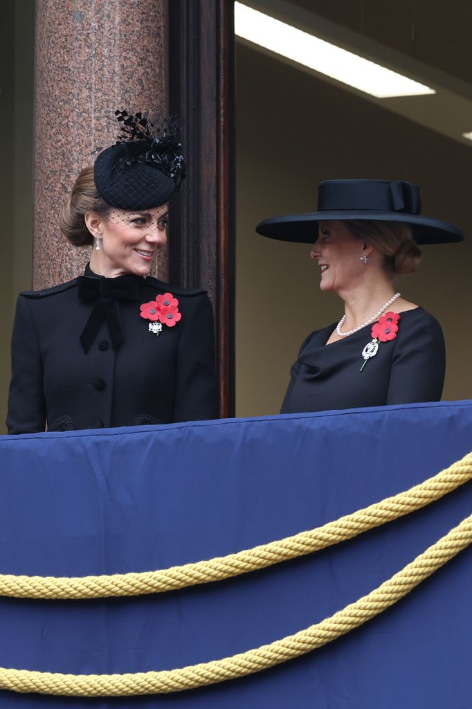 Princess of Wales dan Duchess of Edinburgh tersenyum saat mereka berdiri di balkon selama National Service of Remembrance