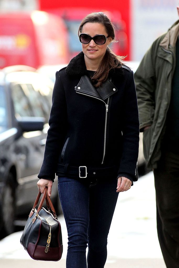 Pippa Middleton mengenakan jaket penerbang pada 07 Desember 2012 di London, Inggris. 