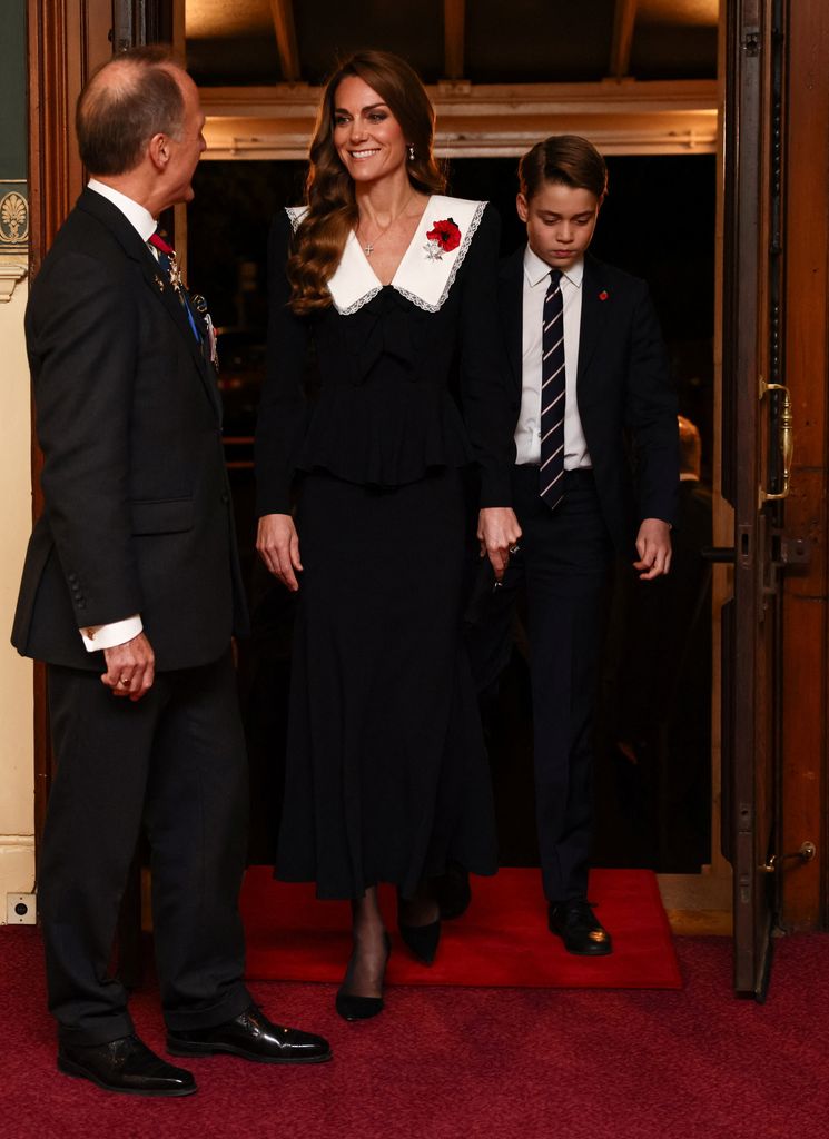 Kate Middleton berjalan bersama Pangeran George