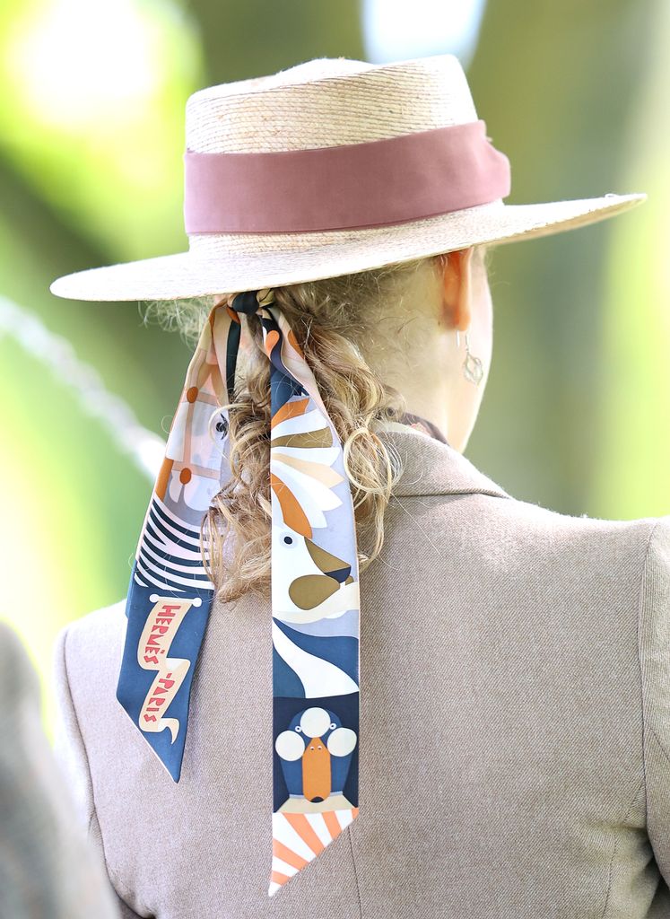 Louise Windsor dengan pita sutra di rambutnya 