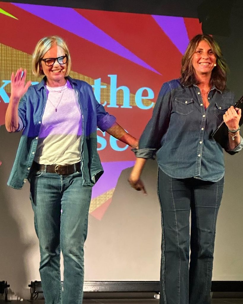 Frostrup mariella di atas panggung dalam denim ganda 