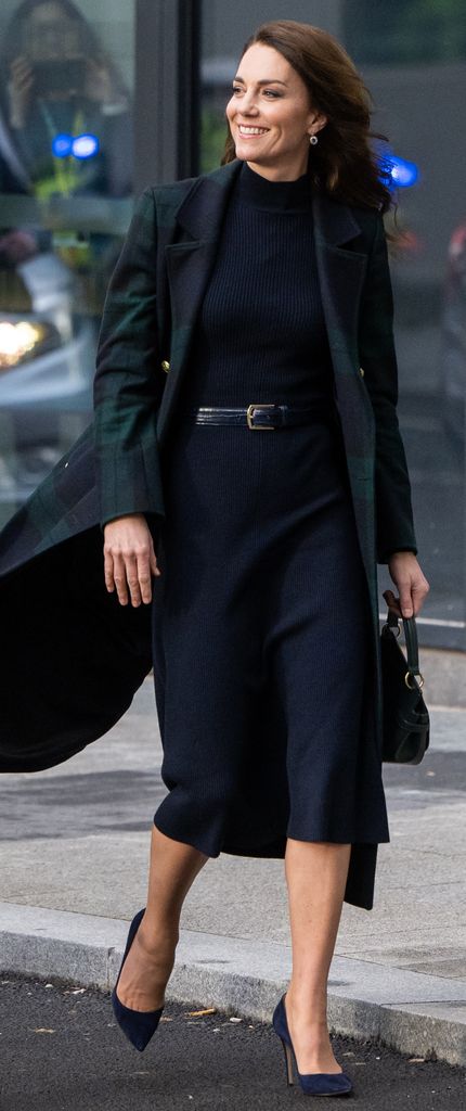 Gaun jumper angkatan laut Kate Middleton