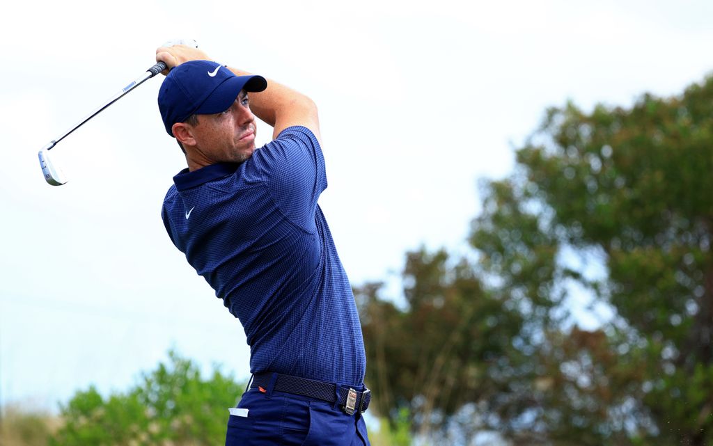 Rory McIlroy memukul tembakan tee -nya di lubang kedua selama putaran ketiga Tantangan Dunia Pahlawan di Albany Golf Course 