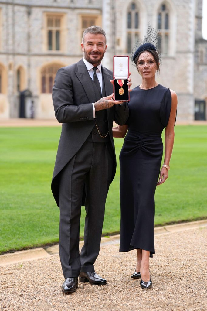 Sir David Beckham, bersama istrinya Lady Victoria, setelah dia diangkat menjadi Sarjana Ksatria pada upacara penobatan di Kastil Windsor, Berkshire