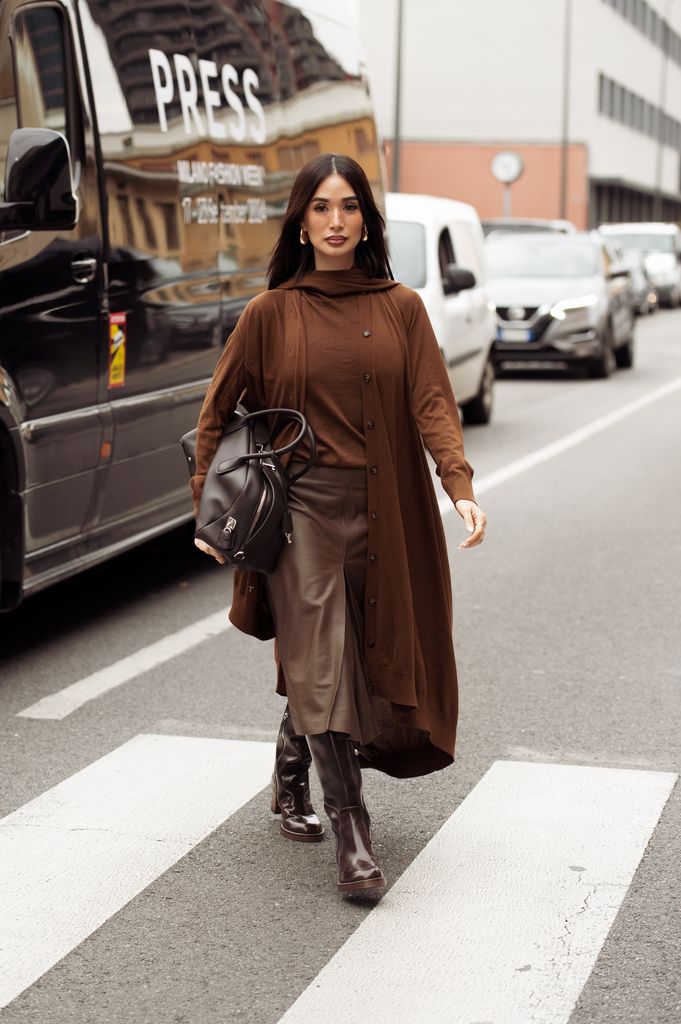 wanita di jalan dengan semua pakaian coklat