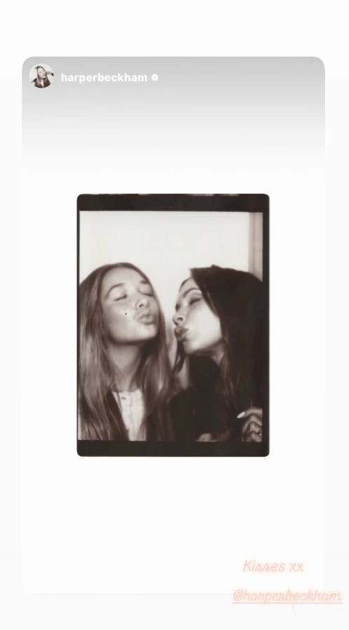 Screekrab dari Victoria Beckham's Story Membentuk Kisah Harper Beckham yang menunjukkan remaja dan Victoria berpose untuk selfie