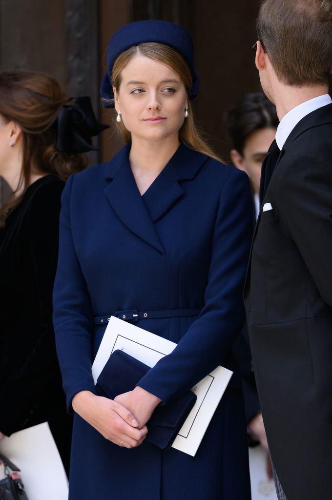 Flora Vesterberg dengan gaun biru dan anting -anting mutiara