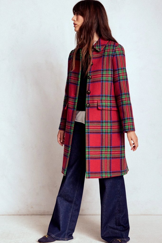 Model dalam mantel tartan panjang
