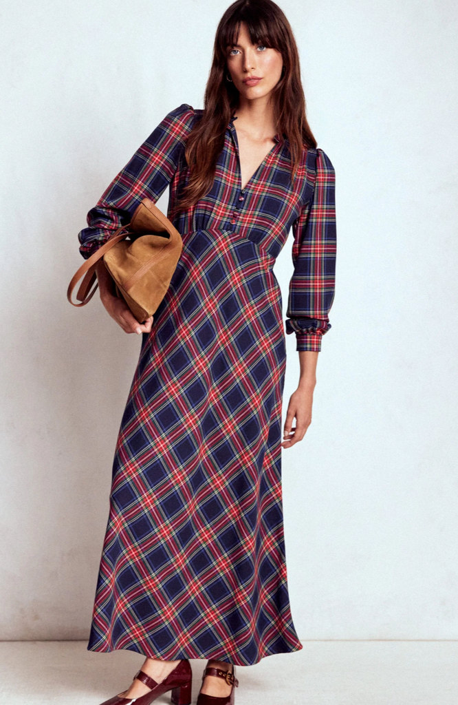 Model dalam gaun maxi tartan