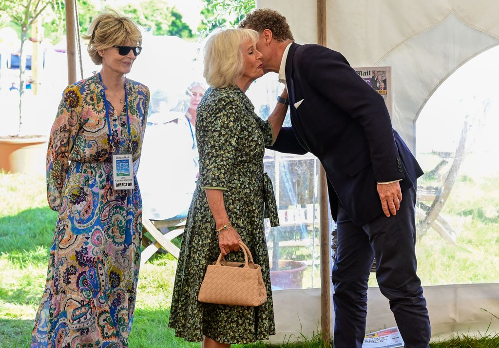 Camilla membawa tas It-girl Bottega di Daily Mail Chalke Valley History Festival pada tahun 2022