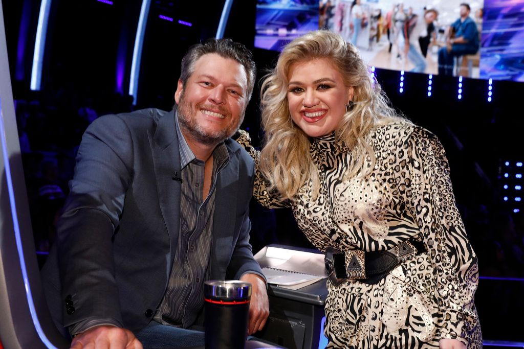 Blake Shelton unimpressed with Kelly Clarkson after disappointing discovery  – Watch | HELLO!
