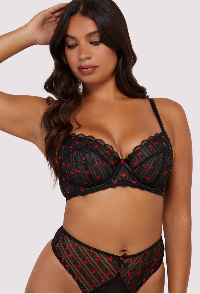 model bra hitam dengan motif mawar merah