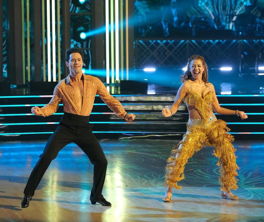 Alyson Hannigan and Sasha Farbar dance the salsa