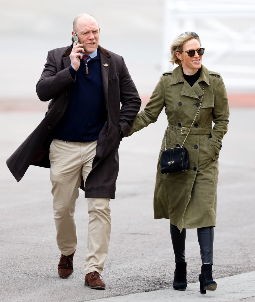 Mike Tindall dan Zara Tindall berjalan di Arena Balap Cheltenham