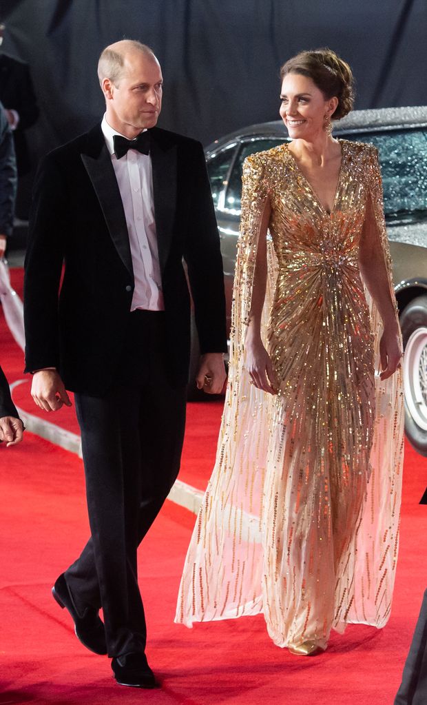 Kate Middleton mengenakan gaun emas Jenny Packham ke pemutaran perdana Bond pada tahun 2021