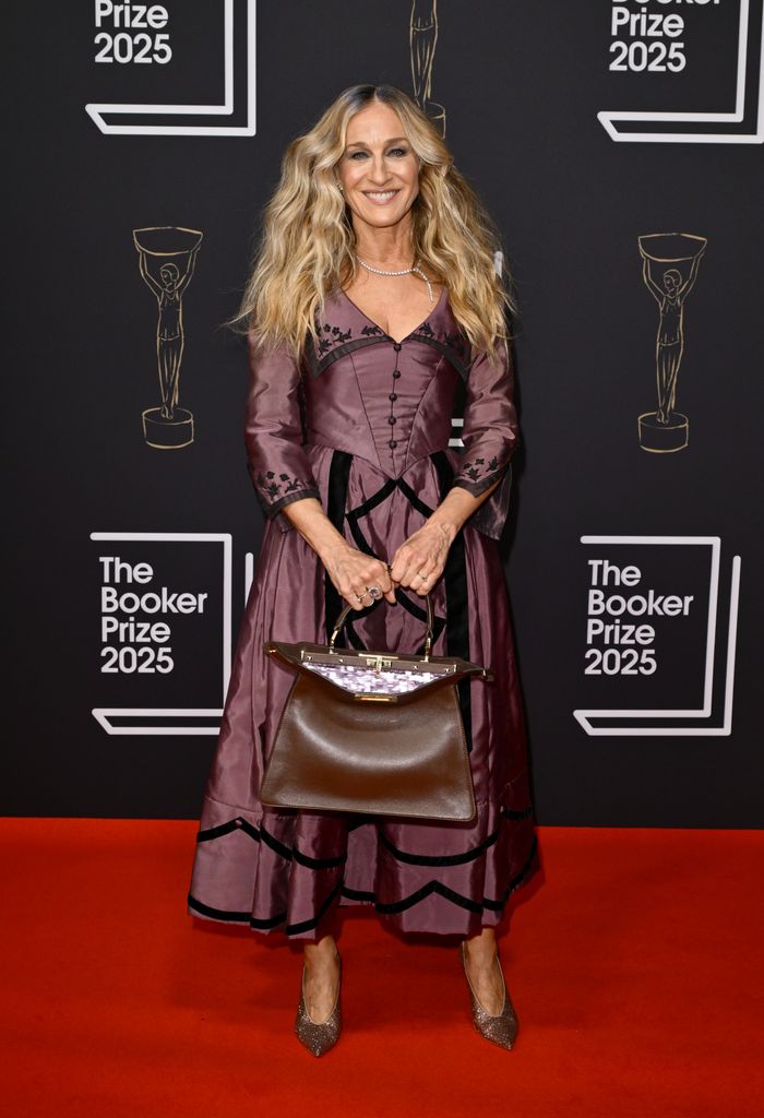 Sarah Jessica di karpet merah dengan gaun midi ungu muda