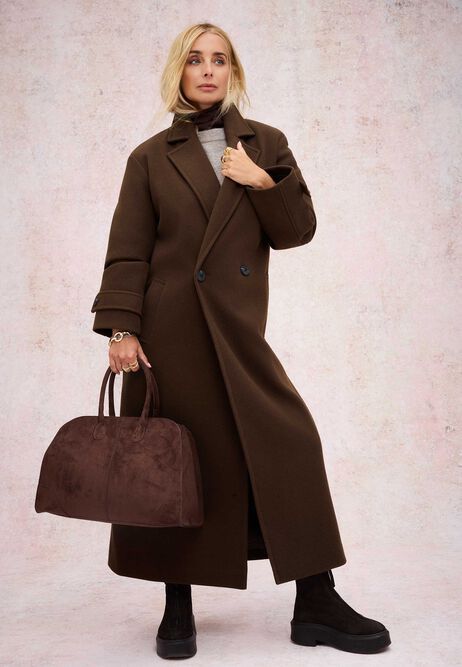 Mantel cokelat merak ini terlihat sangat mirip dengan gaya Alexander McQueen Kate
