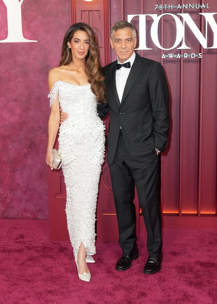 Amal Clooney dan George Clooney di The 78th Annual Tony Awards yang diadakan di Radio City Music Hall pada tanggal 08 Juni 2025 di New York, New York. (Foto oleh John Nacion/Variety melalui Getty Images)