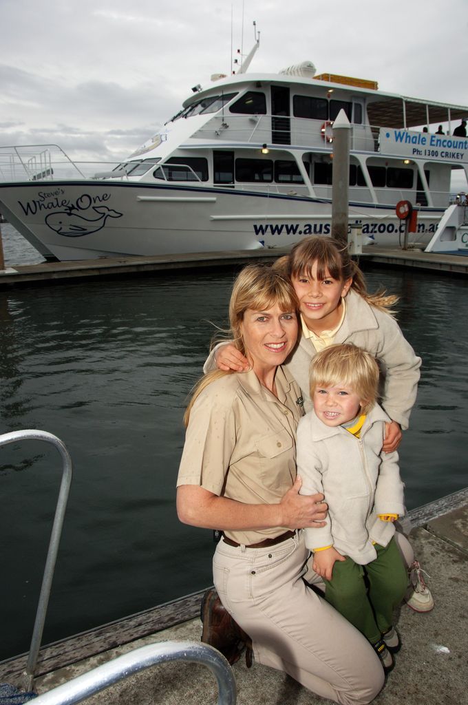 BEERWAH, AUSTRALIA - JUNE 23: (L-R) Terri Irwin, Bindi Irwin and Bob Irwin pose infront of Australia Zoo's "Whale One" vessel July 13, 2007 in Beerwah, Australia. (Photo by Australia Zoo via Getty Images)