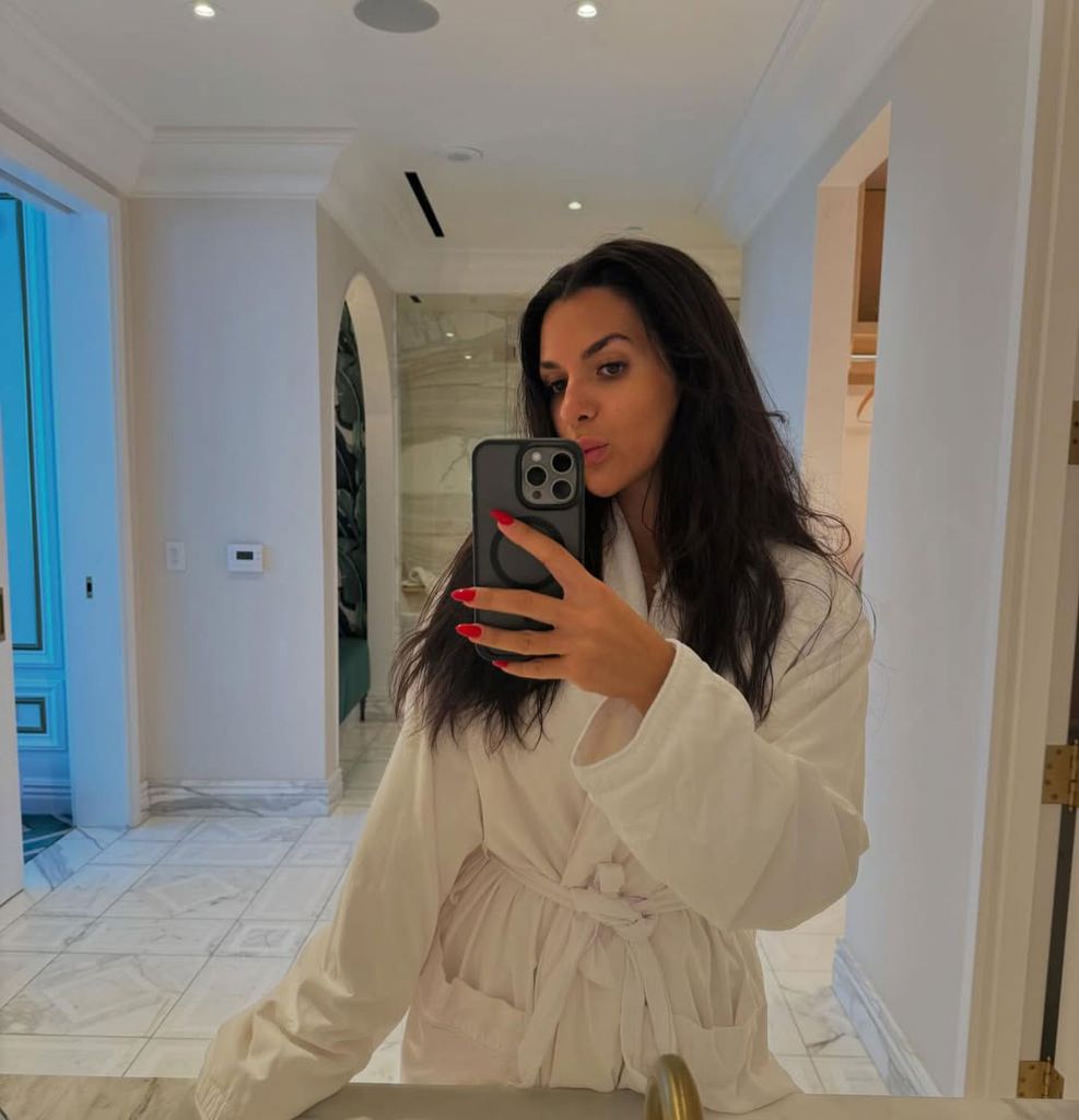 Ekin-Su shares a makeup free selfie with her Insta-fans