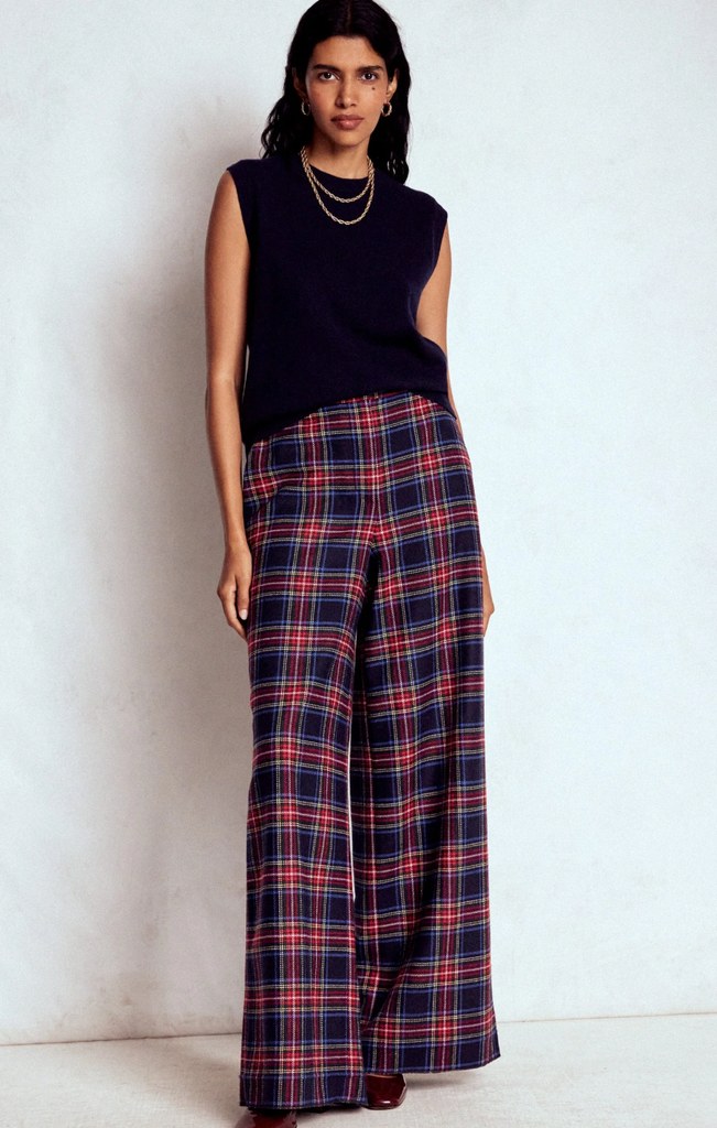 Model dalam celana tartan