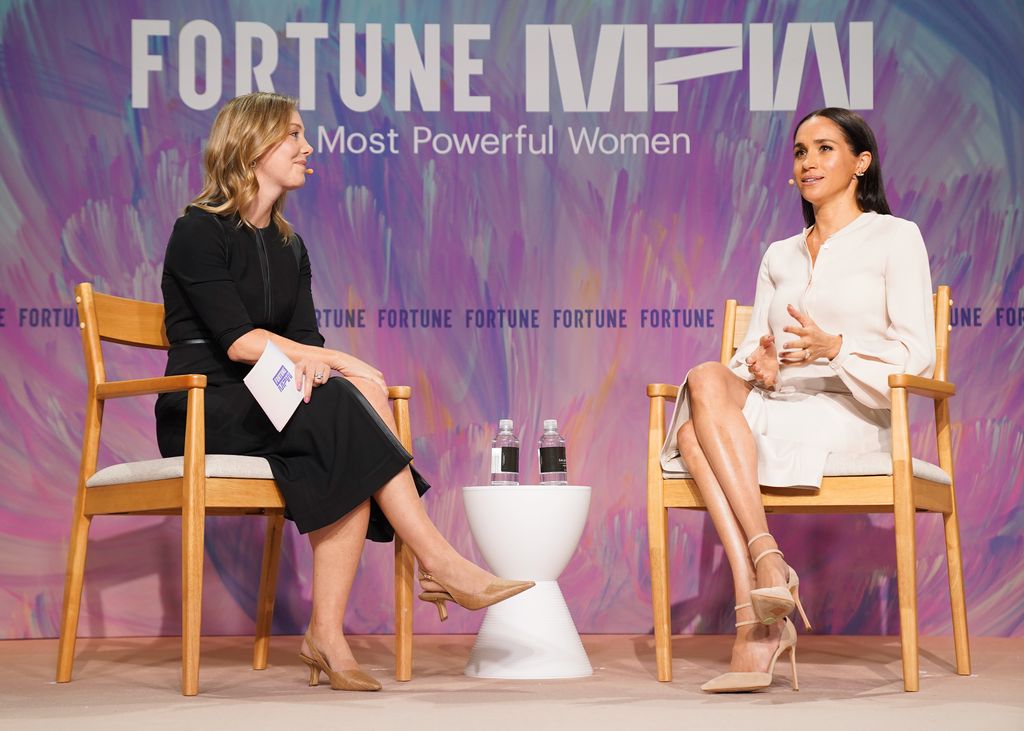 Alyson Shontell dan Meghan Markle di atas panggung berbicara