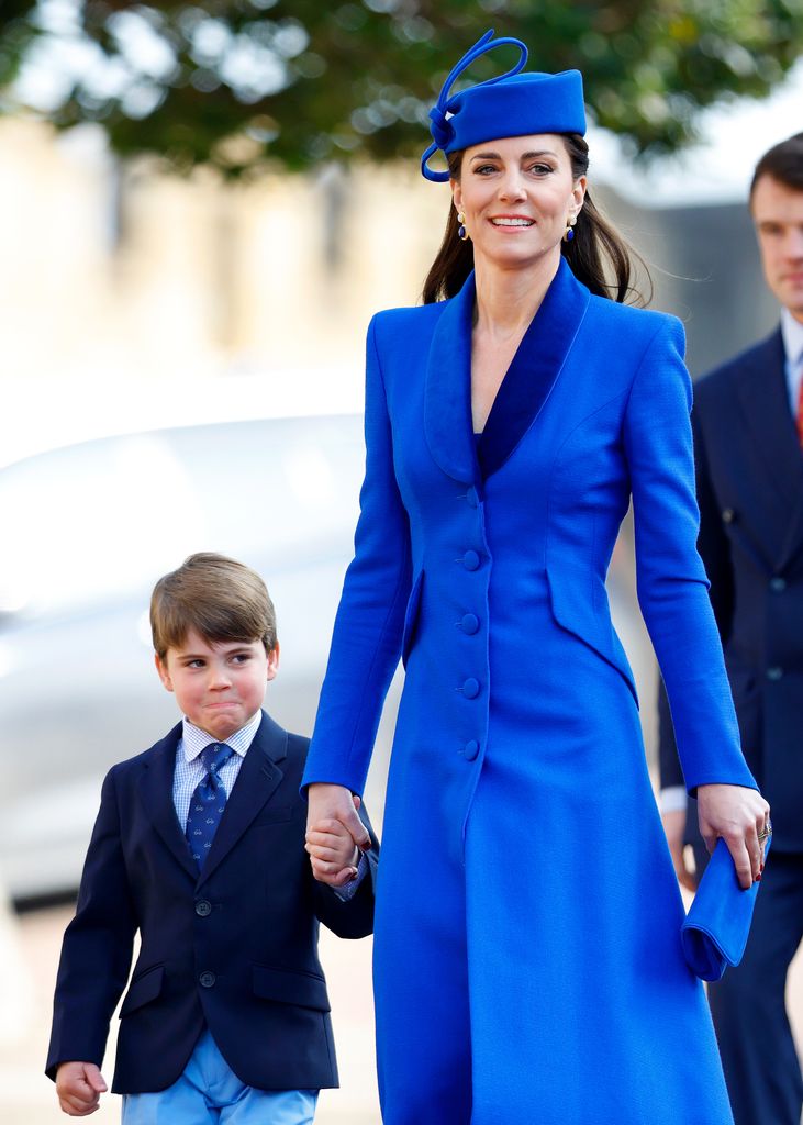 kate walking with prince louis