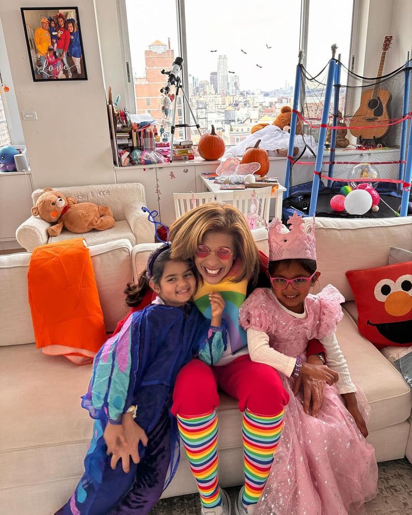 Hoda Kotb posa con la hija Hope (L) y Haley para Halloween