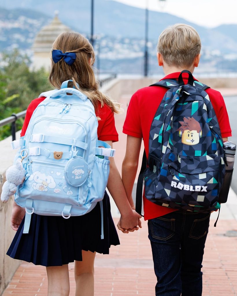 Gabriella dan Jacques dari belakang dengan ransel yang sesuai anak