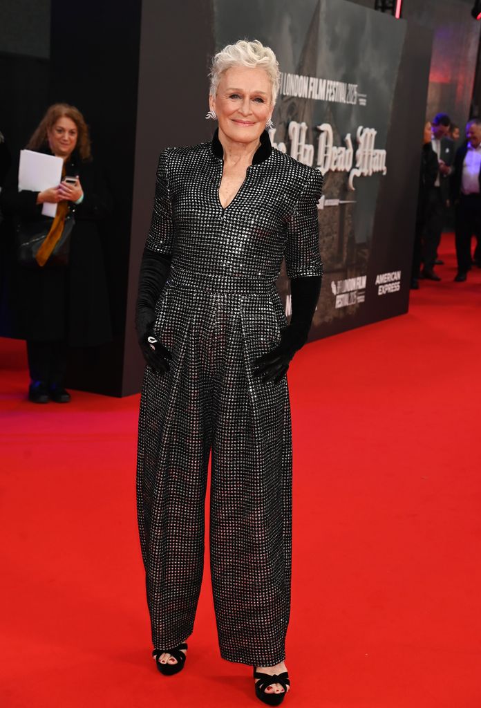 Glenn Close di karpet merah dengan jumpsuit gemerlap