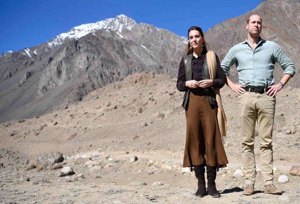 Kate Middleton mengenakan rok slip satin dengan Pangeran William di gletser Chiatibo di pegunungan Hindu Kush pada 16 Oktober 2019 di distrik kitral provinsi Khyber-Pakhunkwa, Pakistan. 