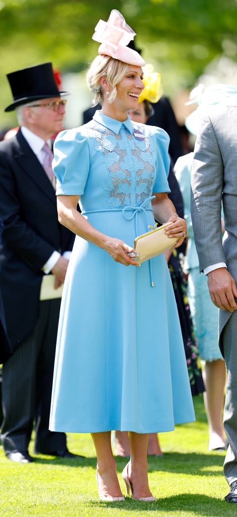 Zara Tindall dalam gaun midi renda biru