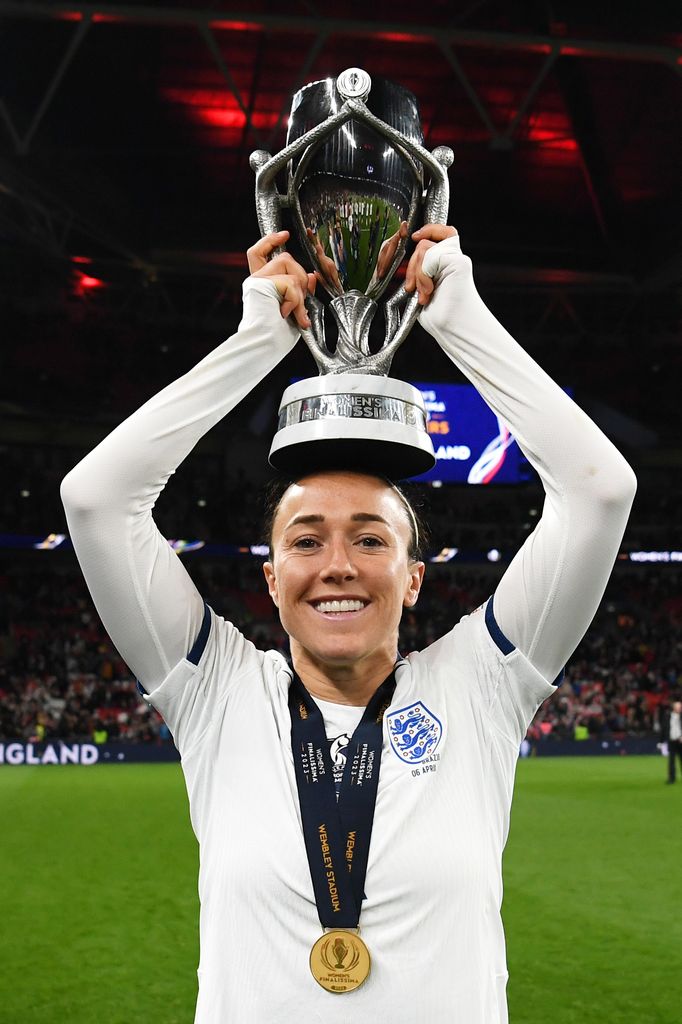 Lucy Bronze holding up a trophy