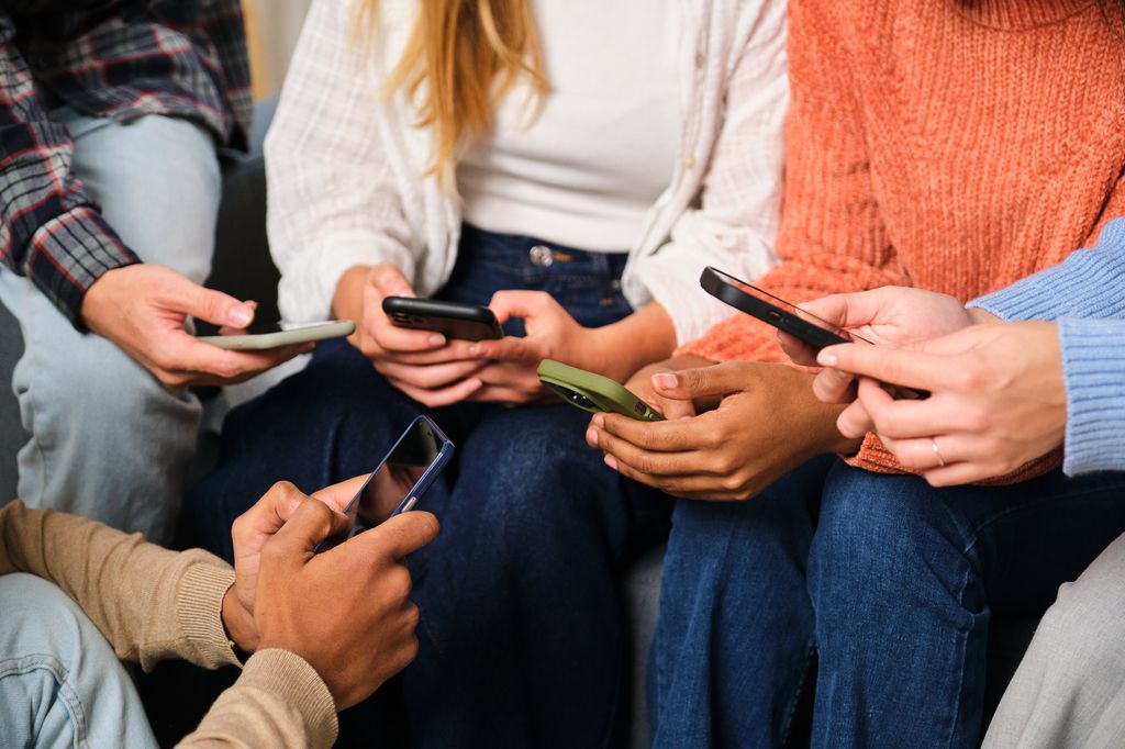 teens on mobile phones