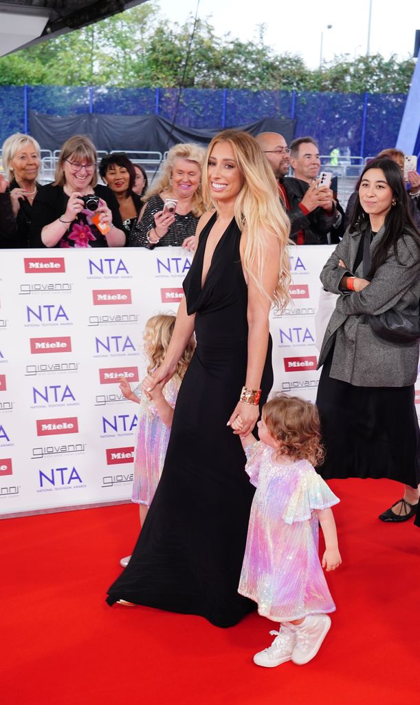 Stacey Solomon dalam gaun hitam dengan putrinya di karpet merah
