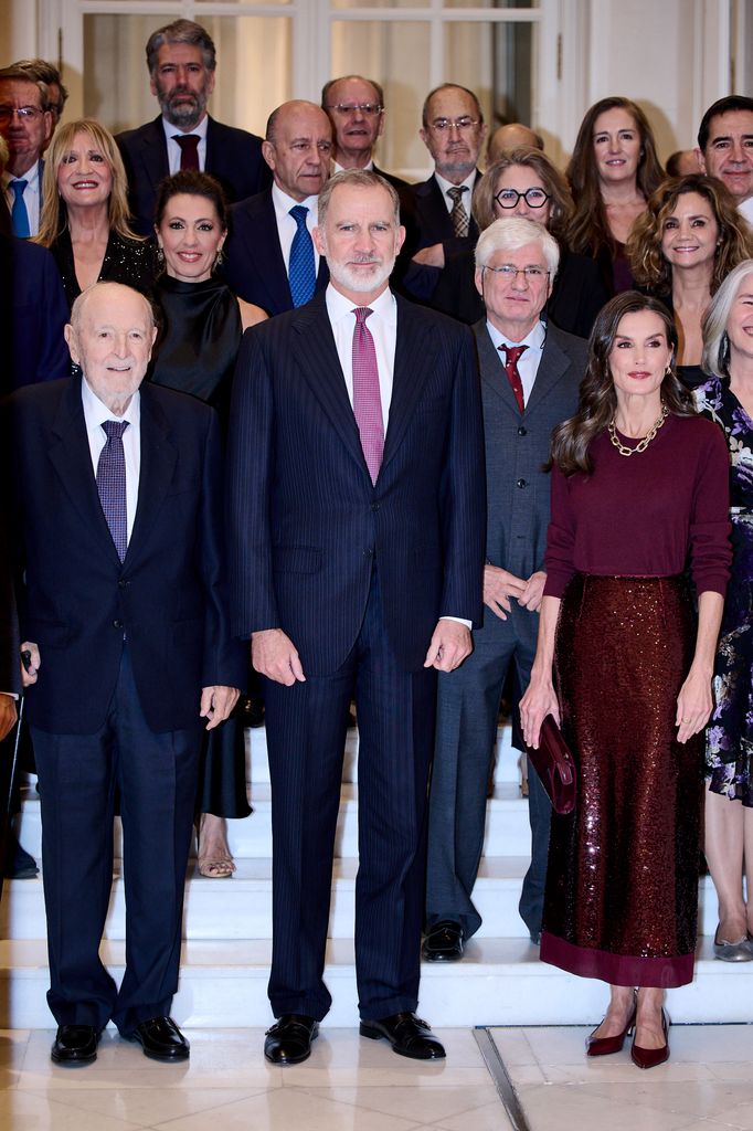 Raja Felipe VI dari Spanyol dan Ratu Letizia dari Spanyol menghadiri XLII "Francisco Cerecedo" Penghargaan Jurnalisme di Hotel Ritz pada 18 November 2025 di Madrid, Spanyol