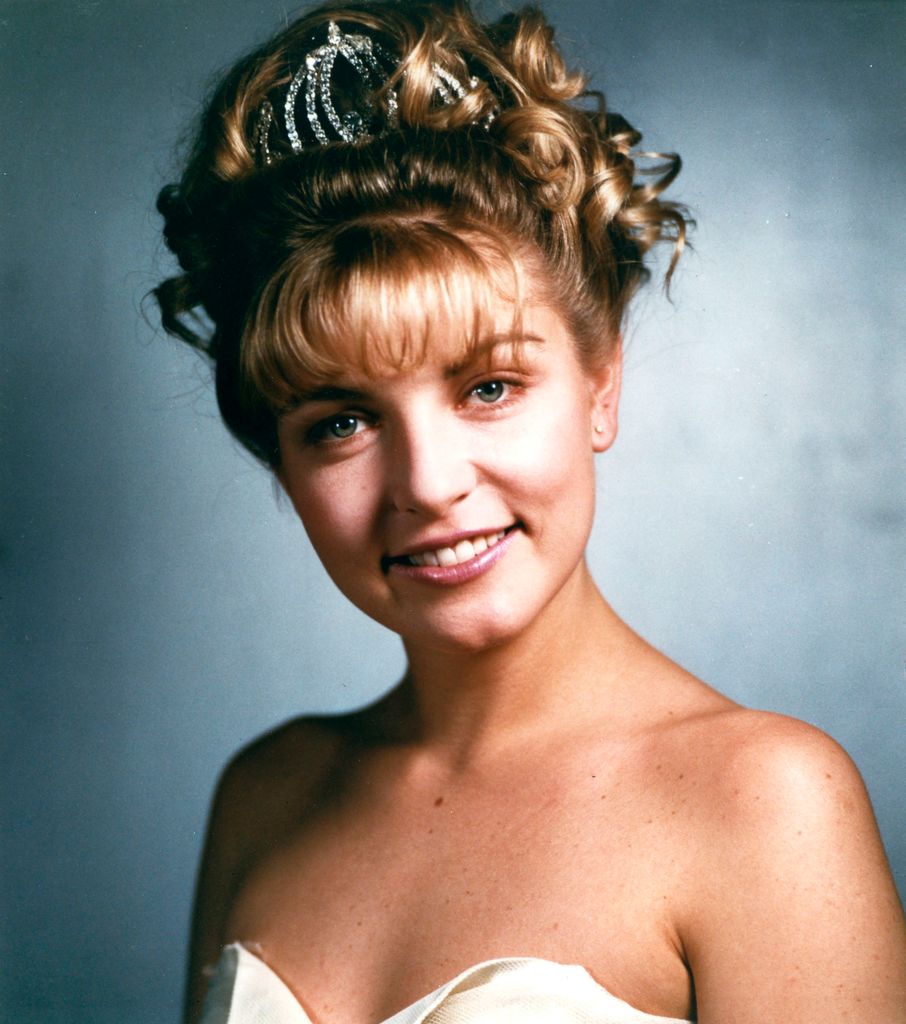 UNITED STATES - MARCH 22: TWIN PEAKS - Pilot - Season One - 3/22/1990, Homecoming queen Laura Palmer (Sheryl Lee, pictured) is found dead, washed up on a riverbank wrapped in plastic sheeting. FBI Special Agent Dale Cooper is called in to work with local Sheriff Harry S.Truman in the investigation of the gruesome murder in the small Northwestern town of Twin Peaks. , (Photo by ABC Photo Archives/Disney General Entertainment Content via Getty Images)