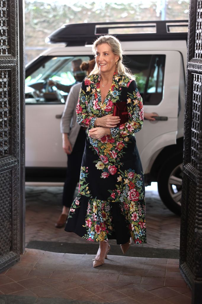 Sophie, Duchess of Edinburgh tiba melalui pintu dengan gaun bermotif bunga