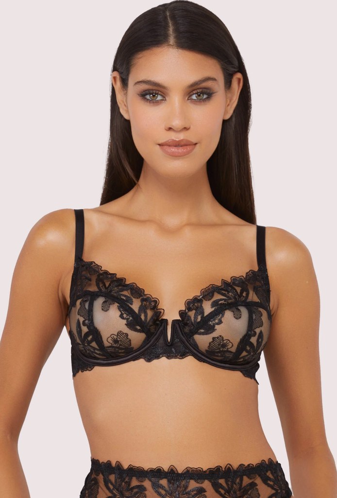 Model dalam bra bunga mesh