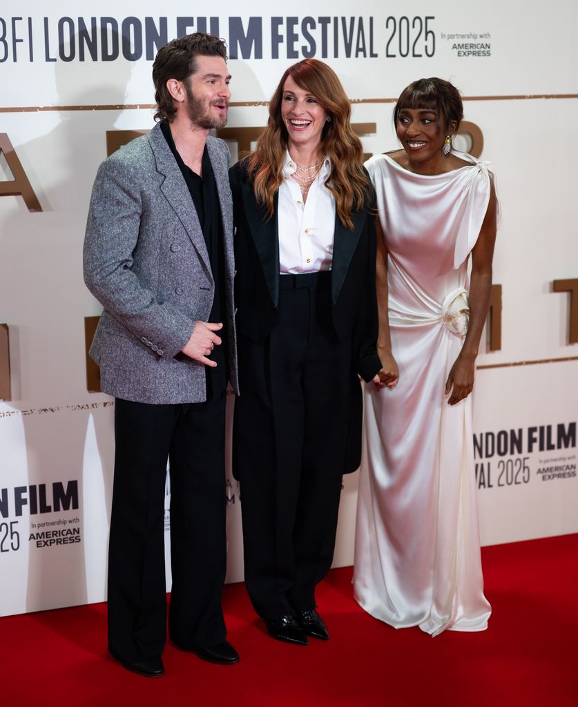 Julia bersama lawan mainnya di After the Hunt Andrew Garfield dan Ayo Edebiri 
