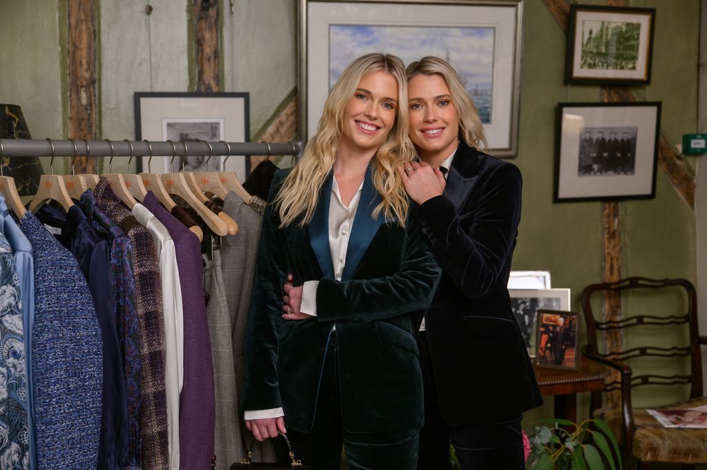 The Spencer Sisters terlihat cantik dalam pakaian mereka yang serasi 