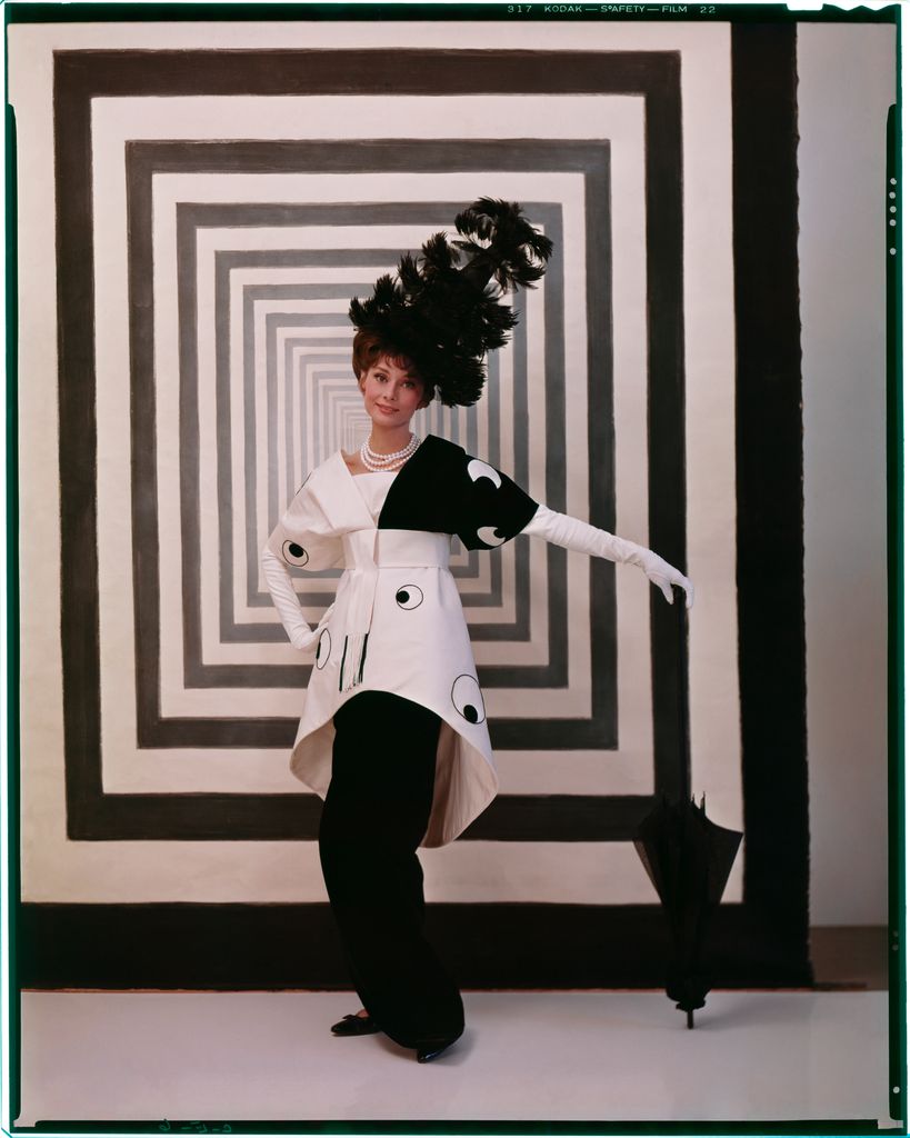 Audrey Hepburn dalam kostum My Fair Lady, 1963
