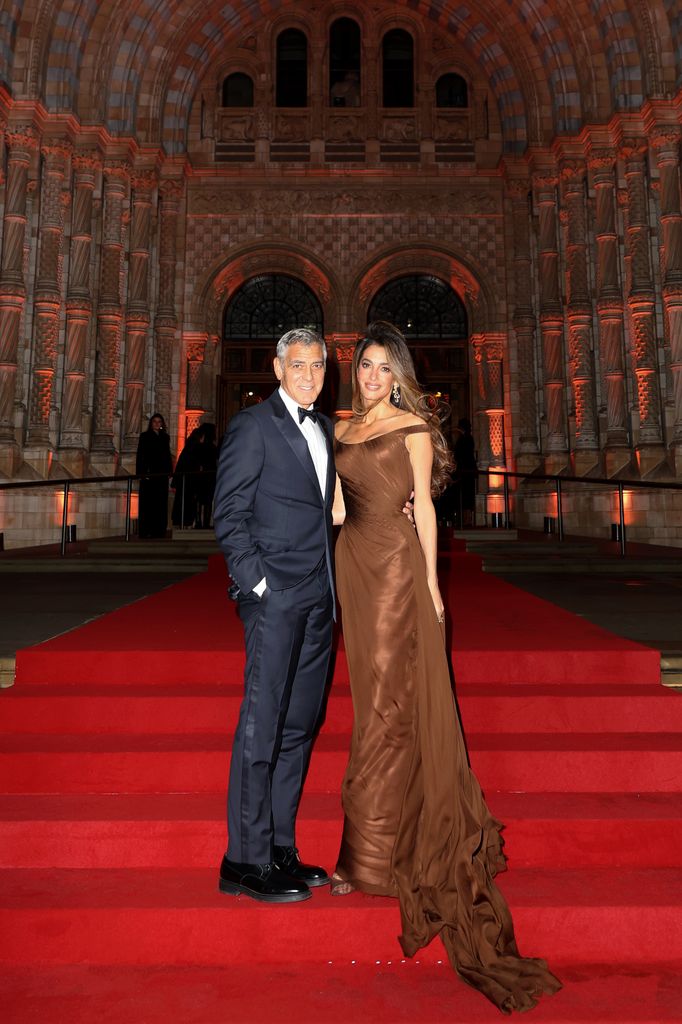 Amal Clooney dan George Clooney di tangga Museum Sejarah Alam 