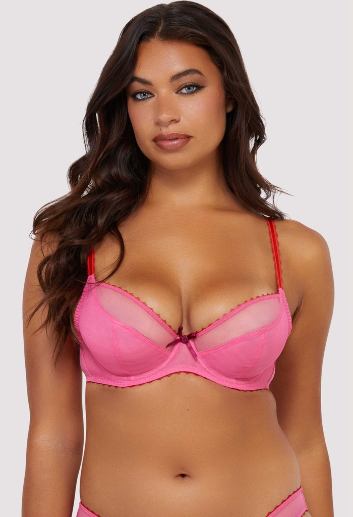 Model dalam pink mesh bra