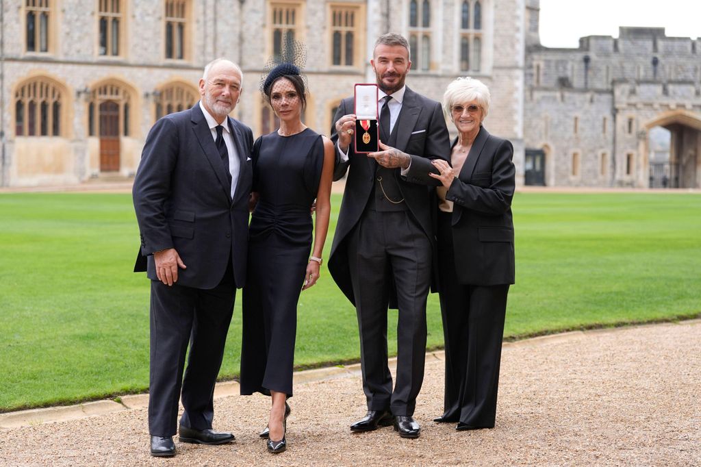 Sir David Beckham, bersama istrinya Lady Victoria dan orang tuanya Ted dan Sandra Beckham, setelah ia diangkat menjadi Sarjana Ksatria pada upacara penobatan di Kastil Windsor, Berkshire