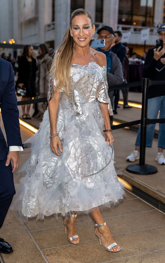 Aktris Sarah Jessica Parker terlihat tiba di New York City Ballet 2024 Fall Fashion Gala