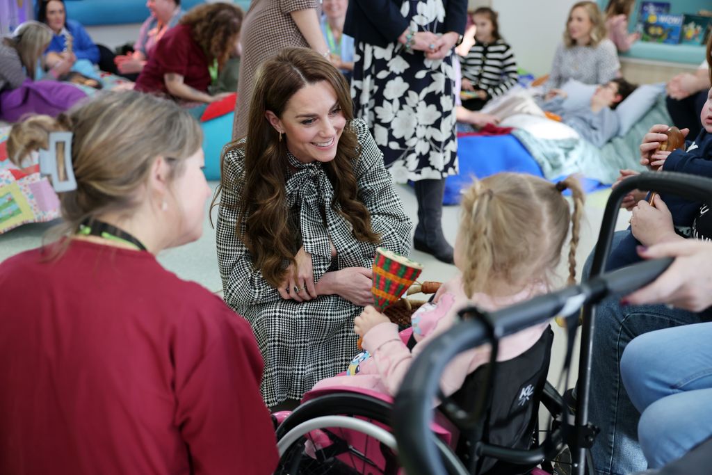 Kate tersenyum pada gadis kecil di rumah sakit anak -anak