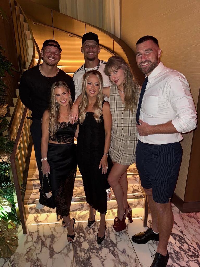 Foto Taylor Swift Travis Kelce Brittany Mahomes Patrick Mahomes Kane Brown Berdiri Di Tangga